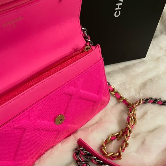 ❌SOLD❌🔥CHANEL 19 Jersey quilted Hot Pink Wallet on Chain - Picture 5 of 5